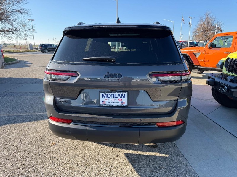 Jeep Grand Cherokee L Vehicle Full-screen Gallery Image 5