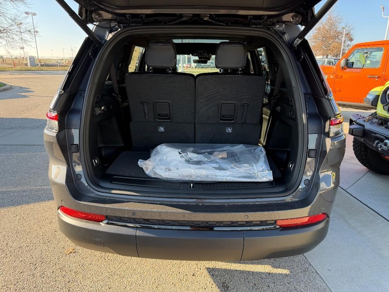 Jeep Grand Cherokee L Vehicle Full-screen Gallery Image 6