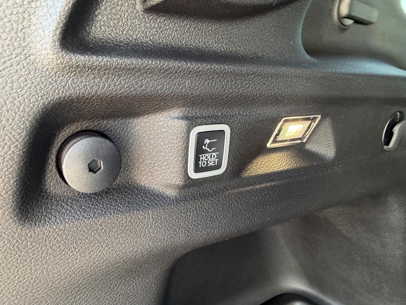 Jeep Grand Cherokee L Vehicle Full-screen Gallery Image 7