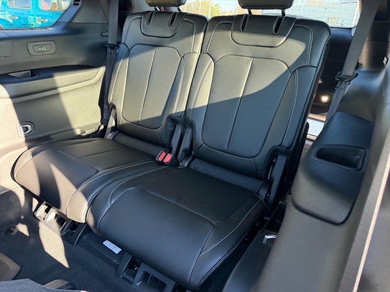 Jeep Grand Cherokee L Vehicle Full-screen Gallery Image 9