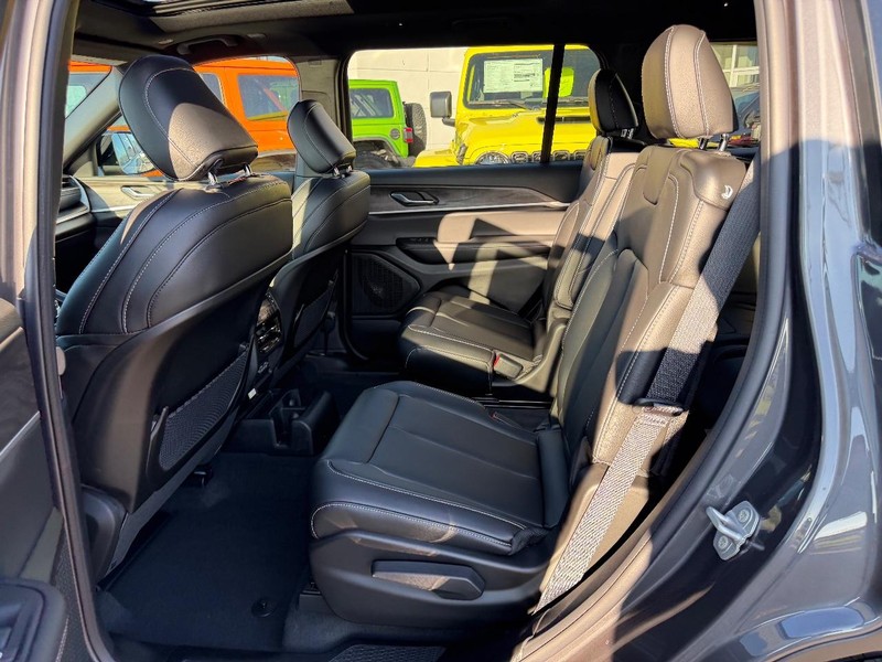 Jeep Grand Cherokee L Vehicle Full-screen Gallery Image 10