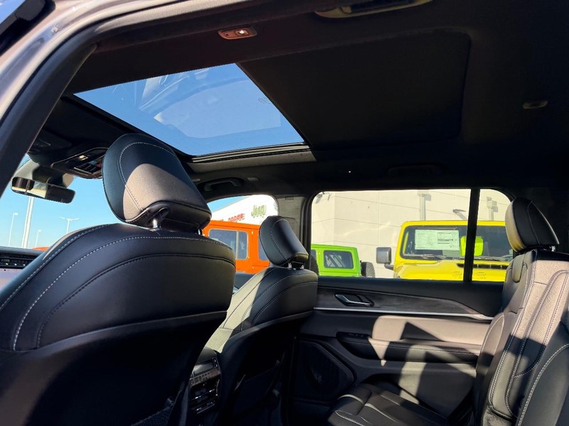 Jeep Grand Cherokee L Vehicle Full-screen Gallery Image 11