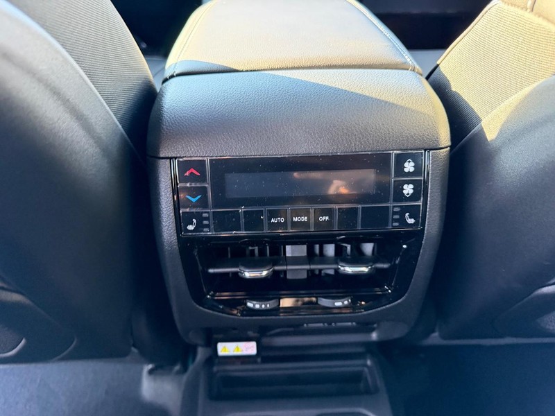 Jeep Grand Cherokee L Vehicle Full-screen Gallery Image 12