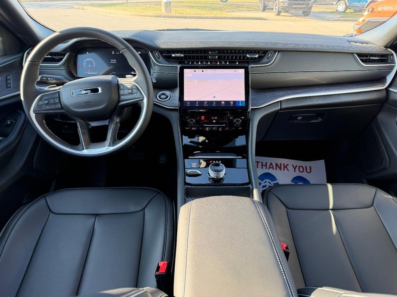 Jeep Grand Cherokee L Vehicle Full-screen Gallery Image 13