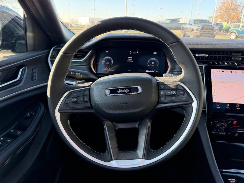 Jeep Grand Cherokee L Vehicle Full-screen Gallery Image 14