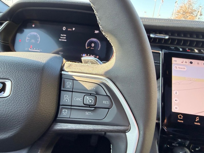 Jeep Grand Cherokee L Vehicle Full-screen Gallery Image 16