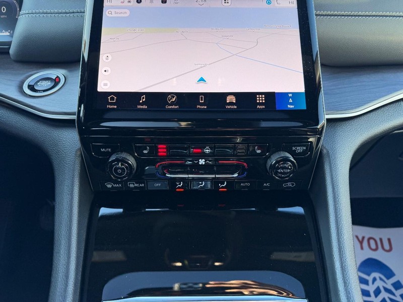 Jeep Grand Cherokee L Vehicle Full-screen Gallery Image 18