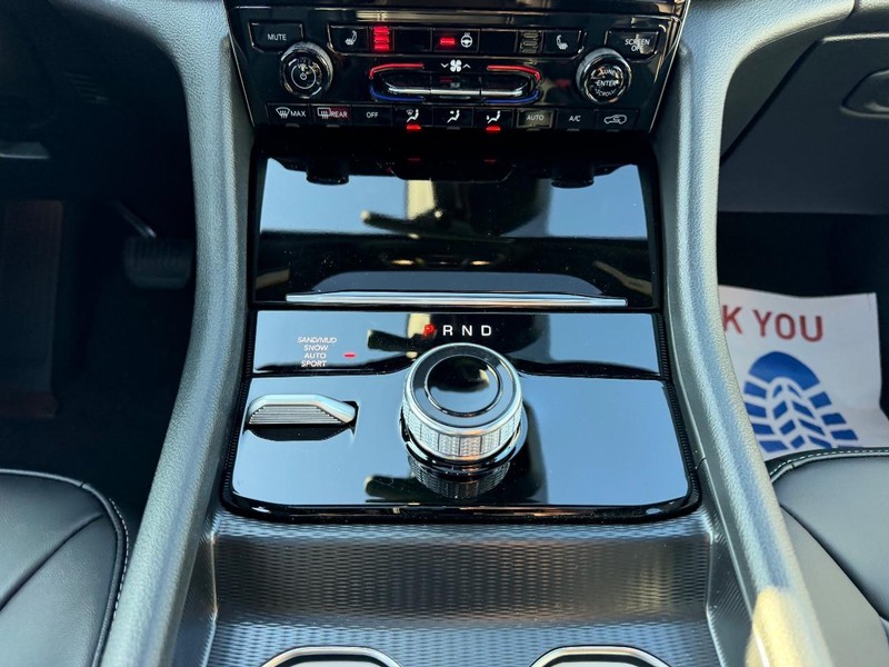 Jeep Grand Cherokee L Vehicle Full-screen Gallery Image 19