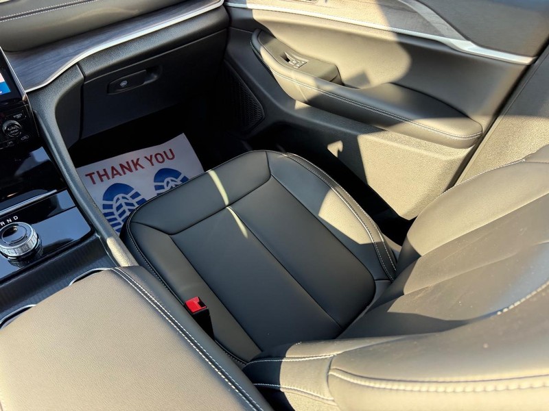 Jeep Grand Cherokee L Vehicle Full-screen Gallery Image 20