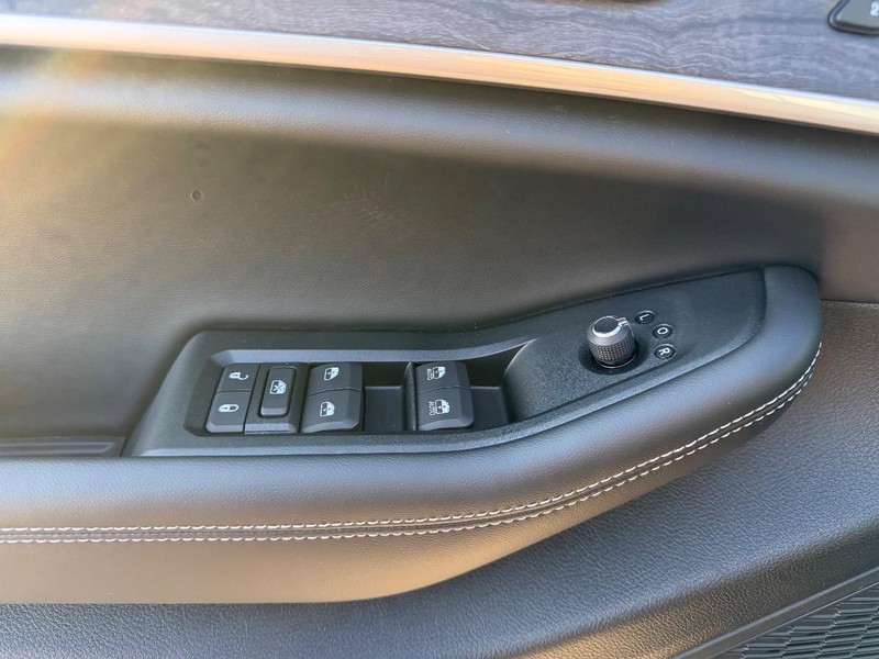 Jeep Grand Cherokee L Vehicle Full-screen Gallery Image 21