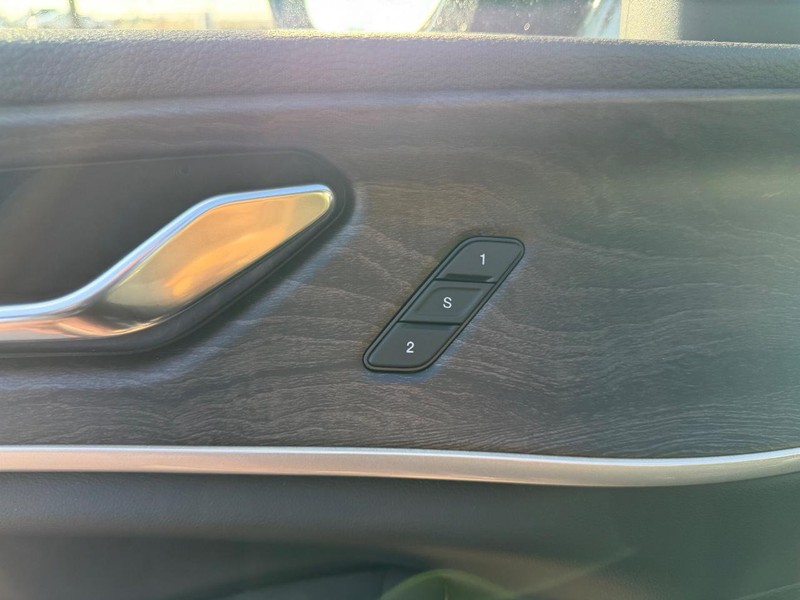 Jeep Grand Cherokee L Vehicle Full-screen Gallery Image 22