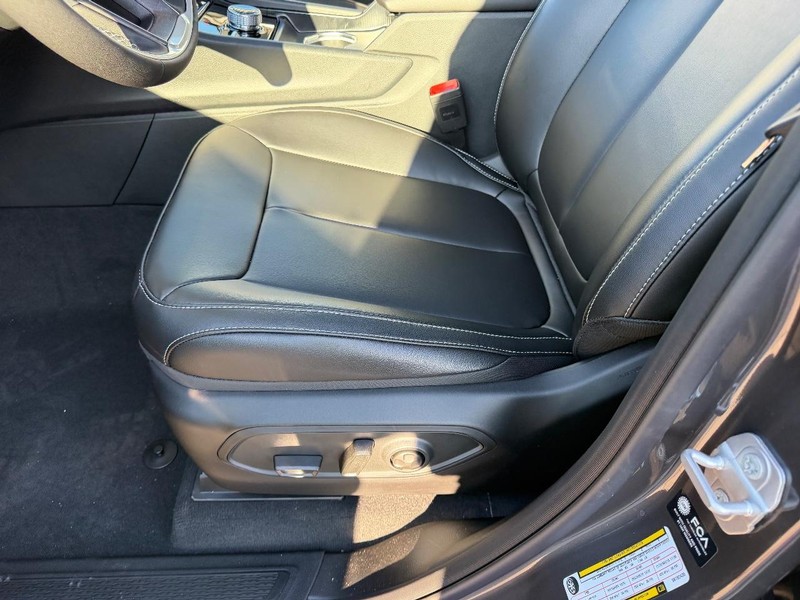 Jeep Grand Cherokee L Vehicle Full-screen Gallery Image 23