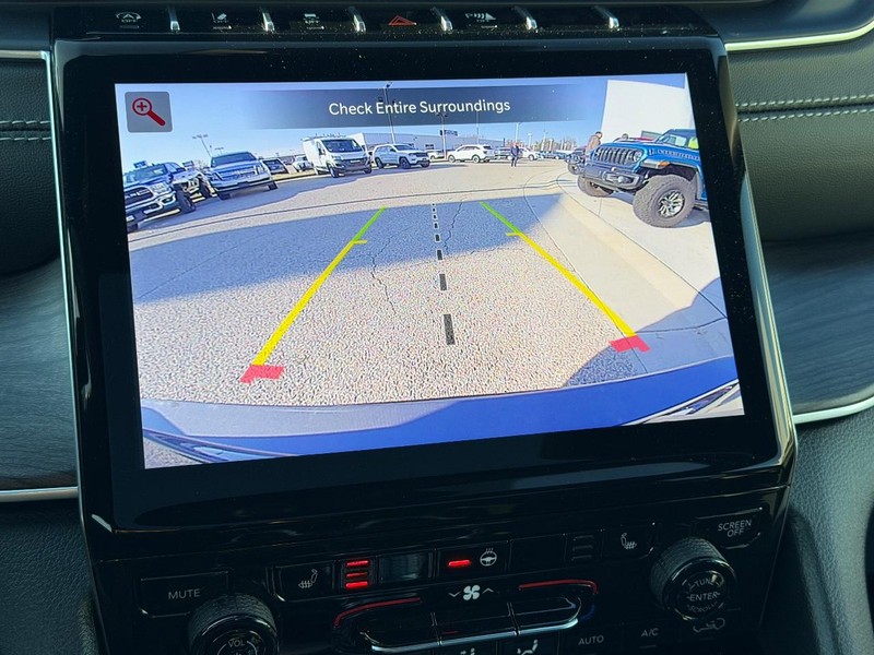 Jeep Grand Cherokee L Vehicle Full-screen Gallery Image 25