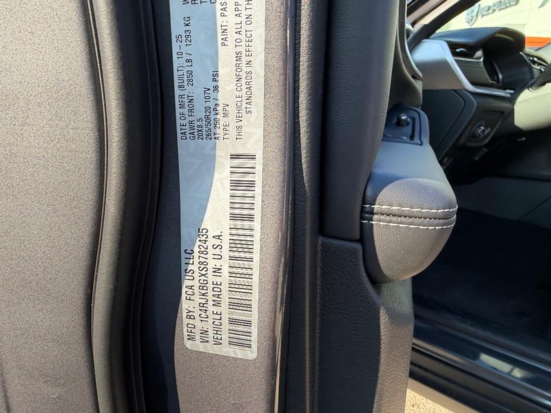 Jeep Grand Cherokee L Vehicle Full-screen Gallery Image 26