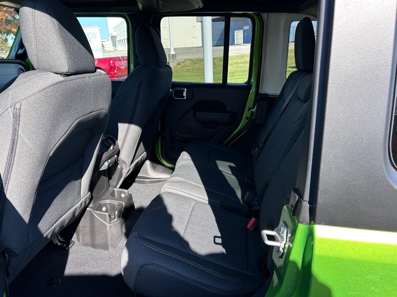 Jeep Wrangler Vehicle Full-screen Gallery Image 8