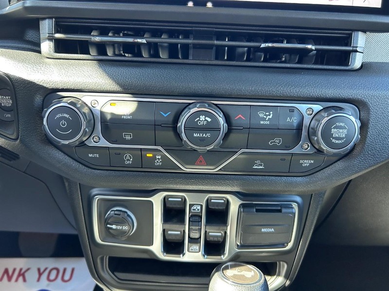 Jeep Wrangler Vehicle Full-screen Gallery Image 14