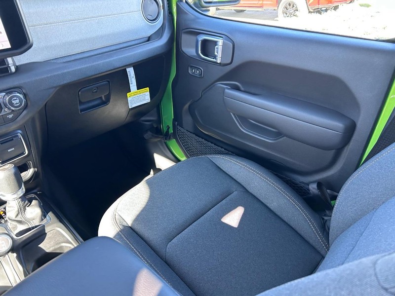 Jeep Wrangler Vehicle Full-screen Gallery Image 16