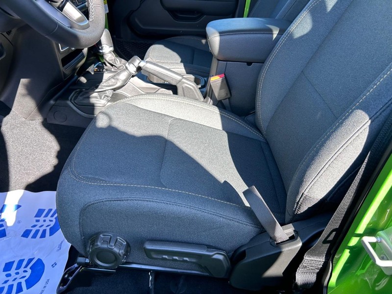 Jeep Wrangler Vehicle Full-screen Gallery Image 18