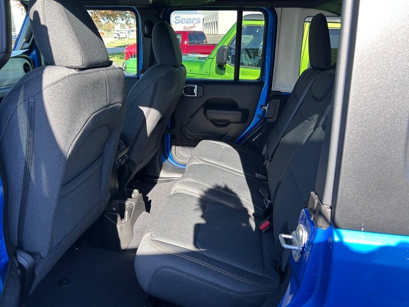 Jeep Wrangler Vehicle Full-screen Gallery Image 7