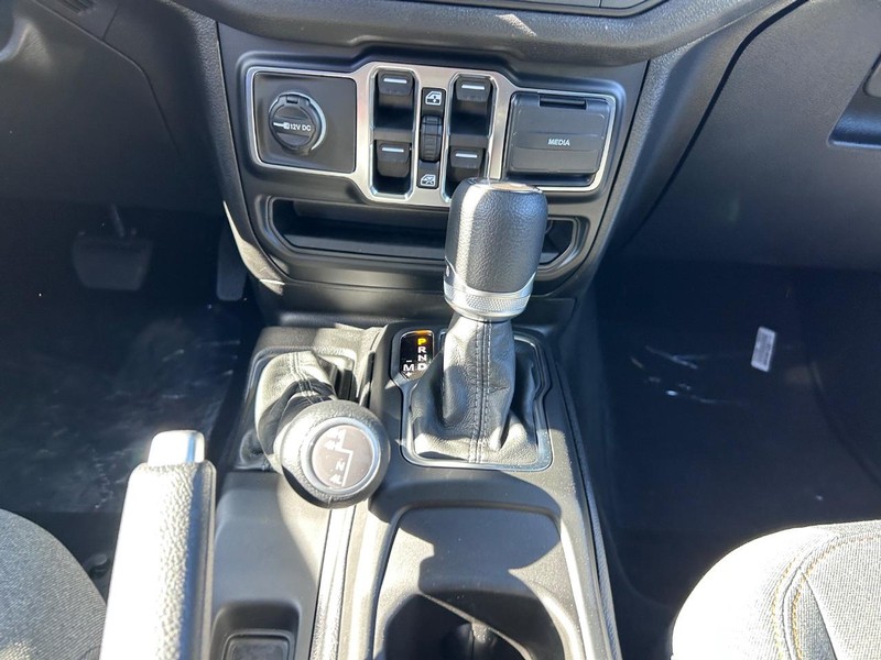 Jeep Wrangler Vehicle Full-screen Gallery Image 14