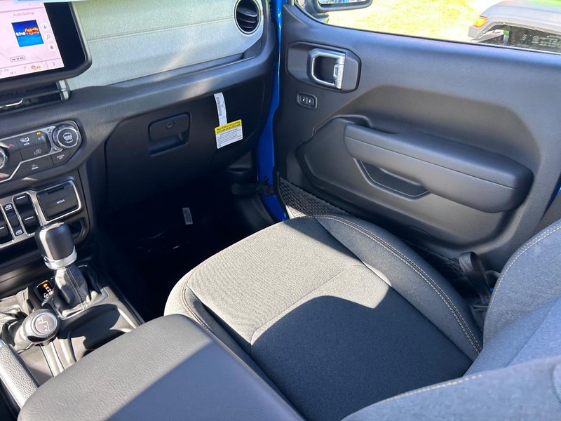 Jeep Wrangler Vehicle Full-screen Gallery Image 15