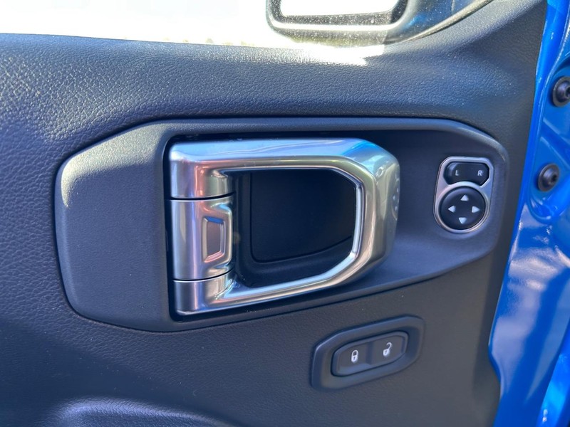 Jeep Wrangler Vehicle Full-screen Gallery Image 16