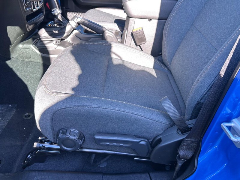 Jeep Wrangler Vehicle Full-screen Gallery Image 17