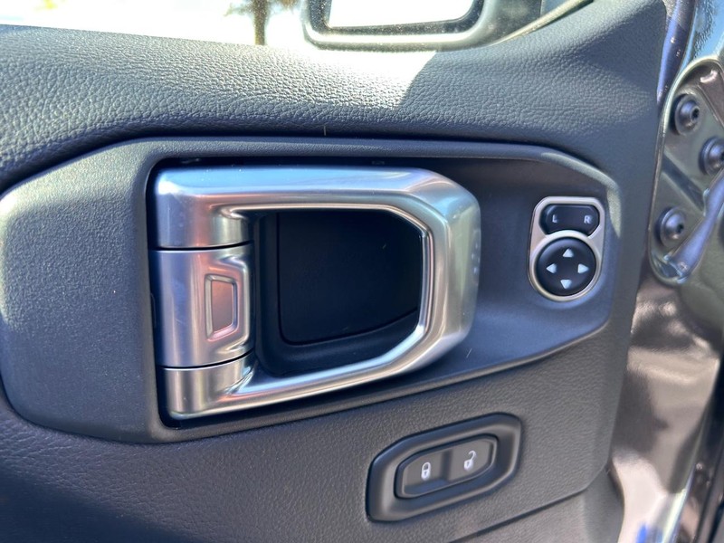 Jeep Wrangler Vehicle Full-screen Gallery Image 17