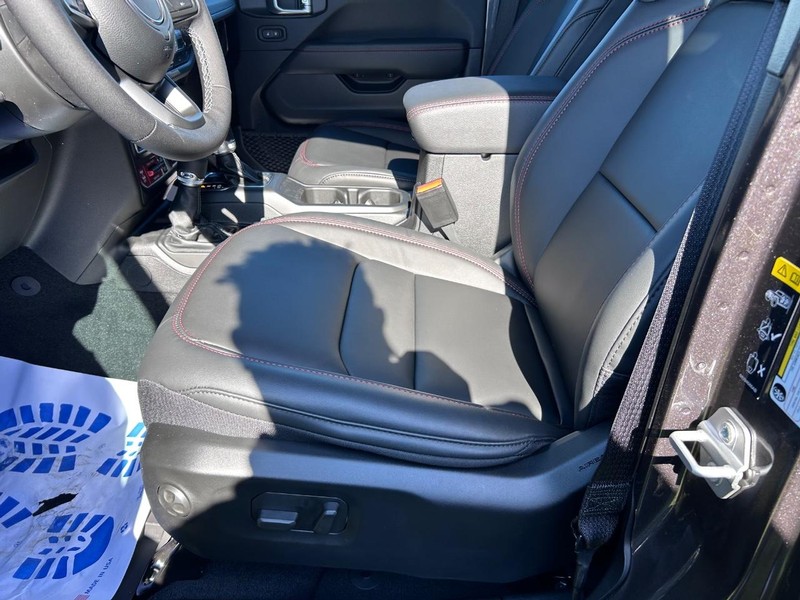 Jeep Wrangler Vehicle Full-screen Gallery Image 18