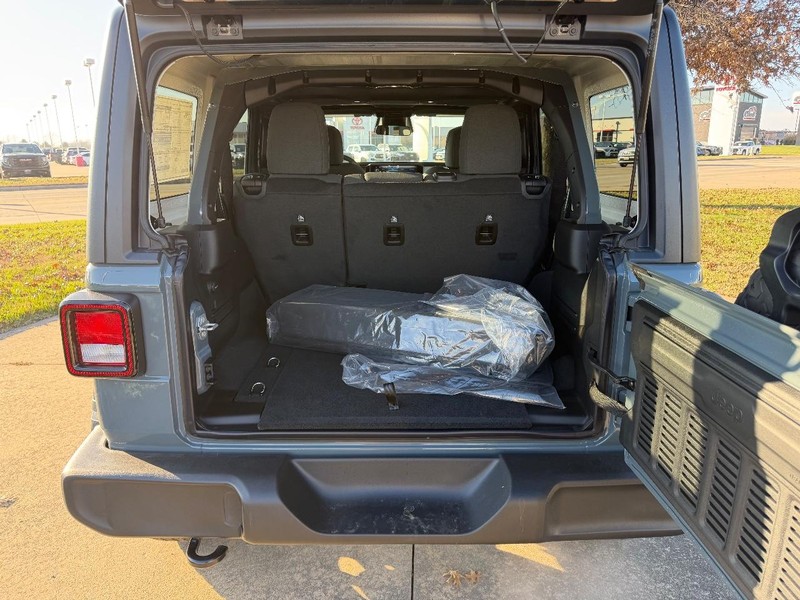 Jeep Wrangler Vehicle Full-screen Gallery Image 6