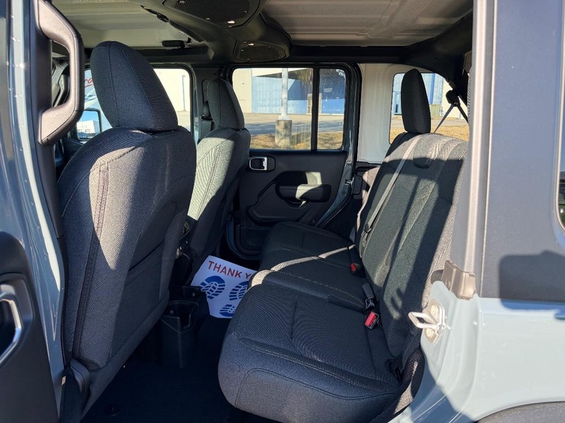 Jeep Wrangler Vehicle Full-screen Gallery Image 8