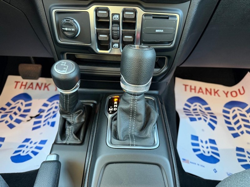 Jeep Wrangler Vehicle Full-screen Gallery Image 15