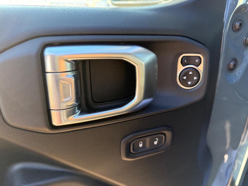 Jeep Wrangler Vehicle Full-screen Gallery Image 17