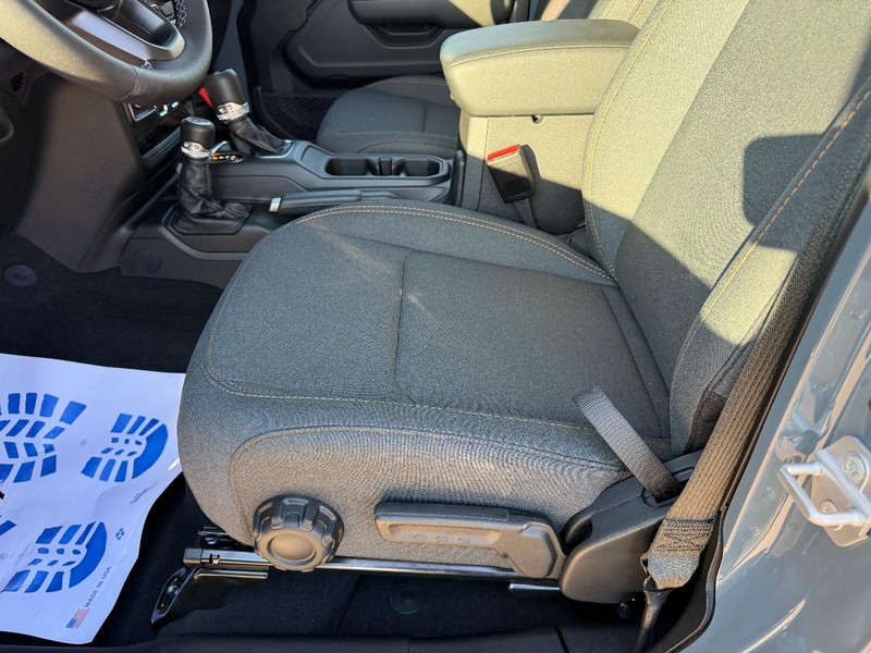 Jeep Wrangler Vehicle Full-screen Gallery Image 18