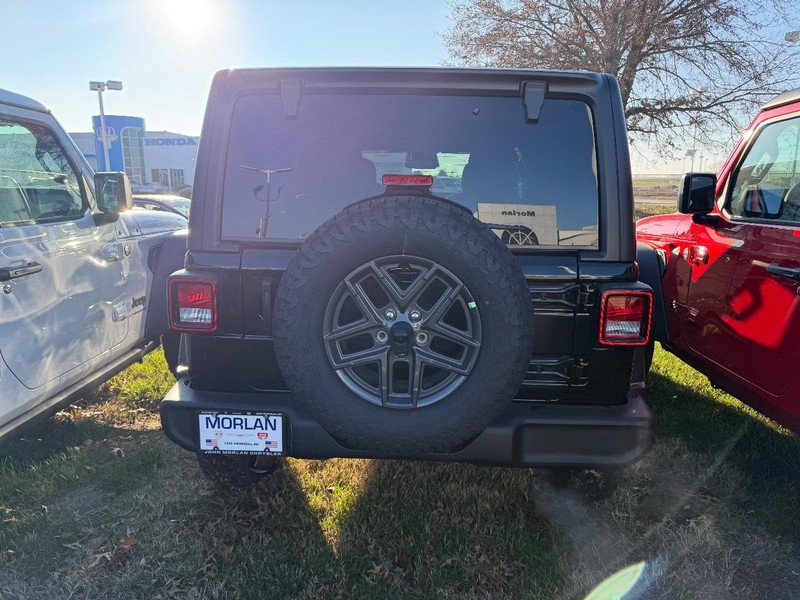 Jeep Wrangler Vehicle Full-screen Gallery Image 4