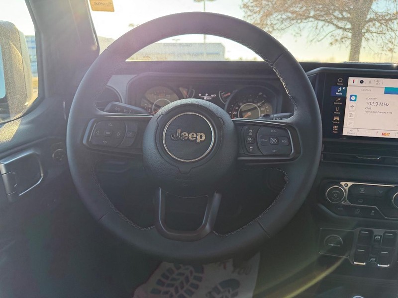 Jeep Wrangler Vehicle Full-screen Gallery Image 9