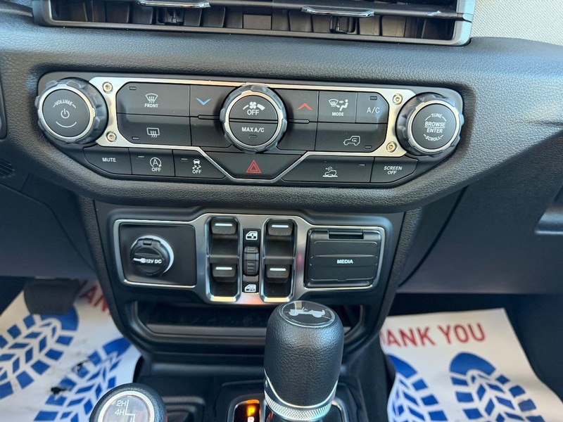 Jeep Wrangler Vehicle Full-screen Gallery Image 13