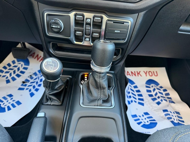 Jeep Wrangler Vehicle Full-screen Gallery Image 14