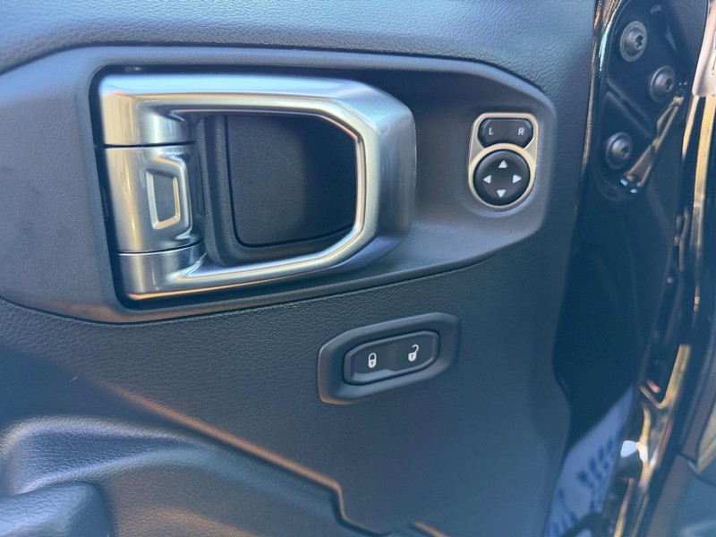 Jeep Wrangler Vehicle Full-screen Gallery Image 16