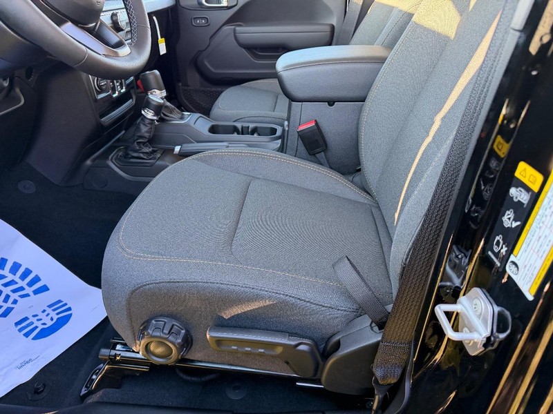 Jeep Wrangler Vehicle Full-screen Gallery Image 17