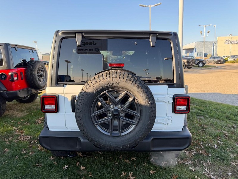 Jeep Wrangler Vehicle Full-screen Gallery Image 5