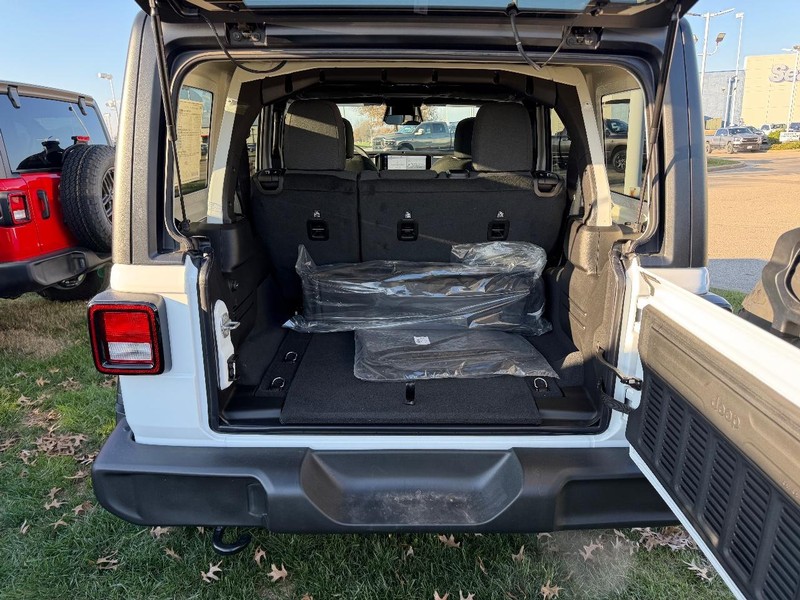 Jeep Wrangler Vehicle Full-screen Gallery Image 6