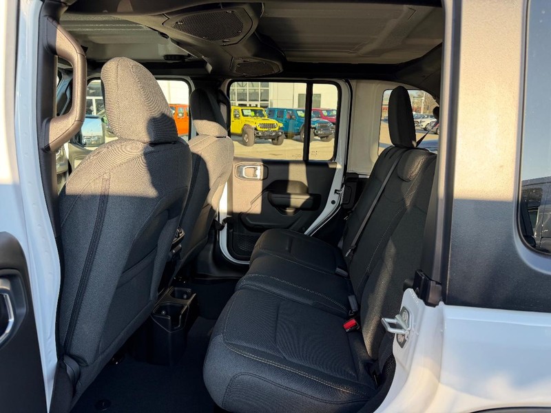 Jeep Wrangler Vehicle Full-screen Gallery Image 8