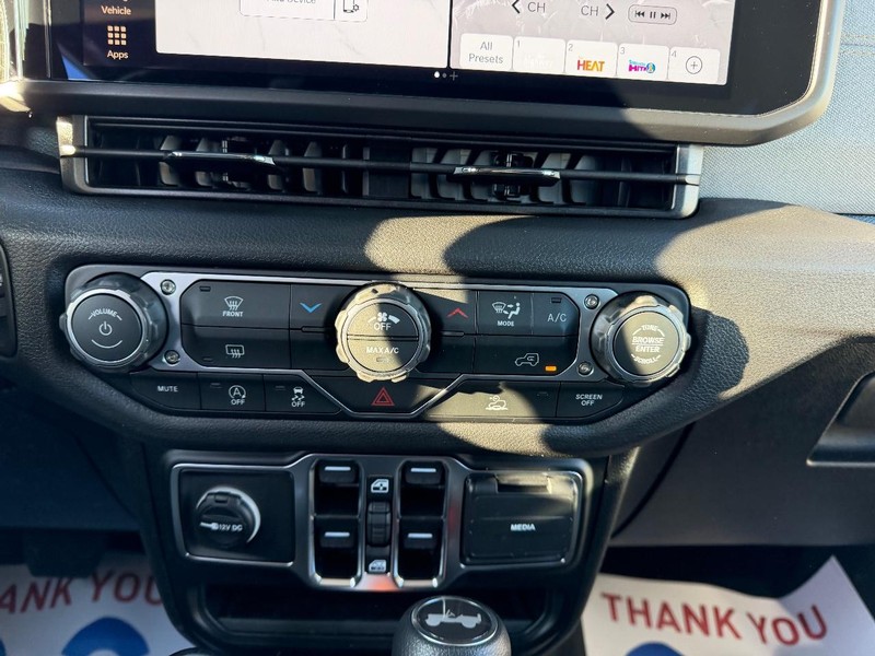 Jeep Wrangler Vehicle Full-screen Gallery Image 14