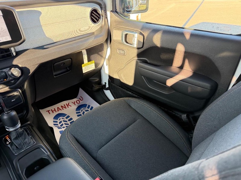 Jeep Wrangler Vehicle Full-screen Gallery Image 16