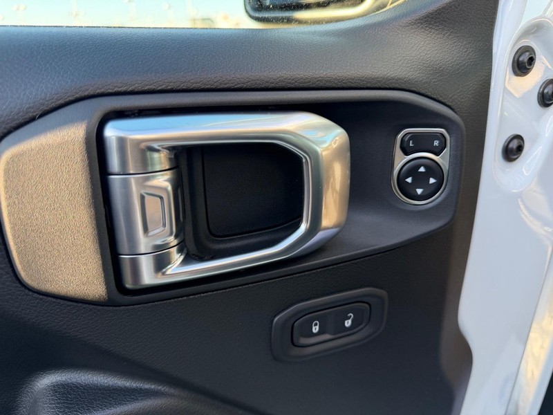 Jeep Wrangler Vehicle Full-screen Gallery Image 17