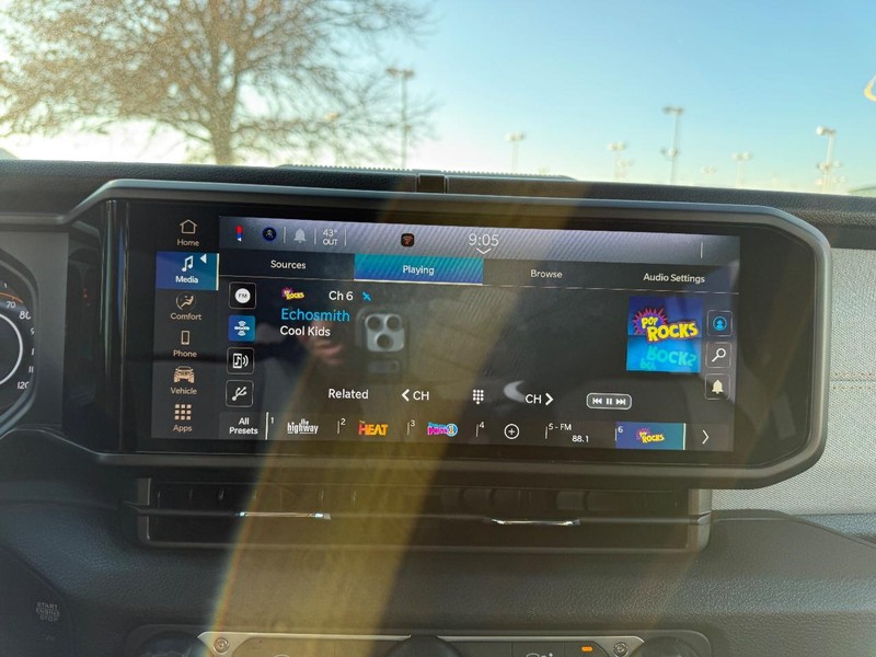 Jeep Wrangler Vehicle Full-screen Gallery Image 13