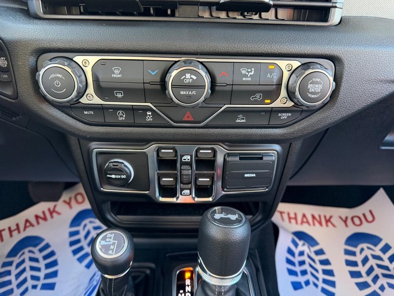 Jeep Wrangler Vehicle Full-screen Gallery Image 14