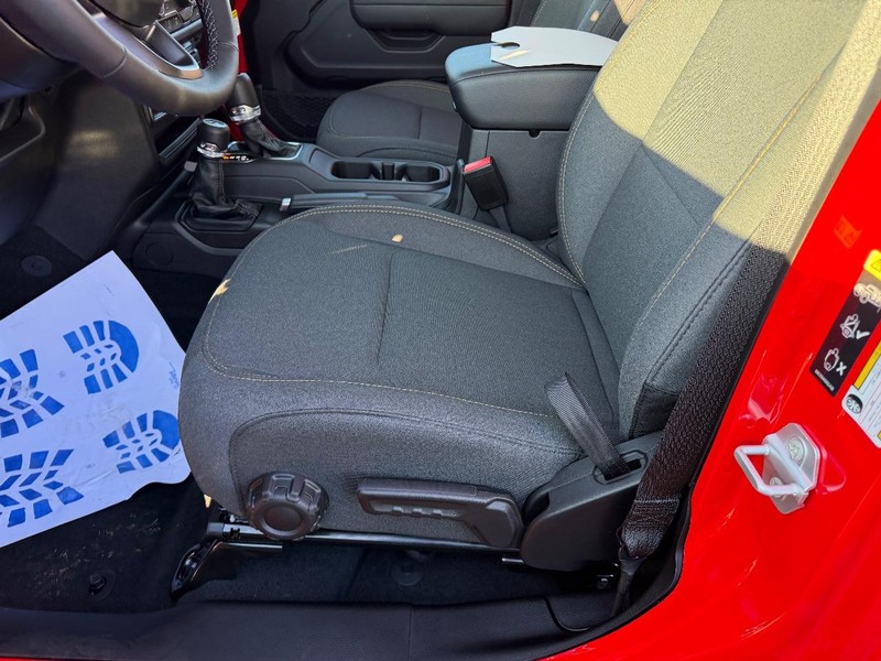 Jeep Wrangler Vehicle Full-screen Gallery Image 17