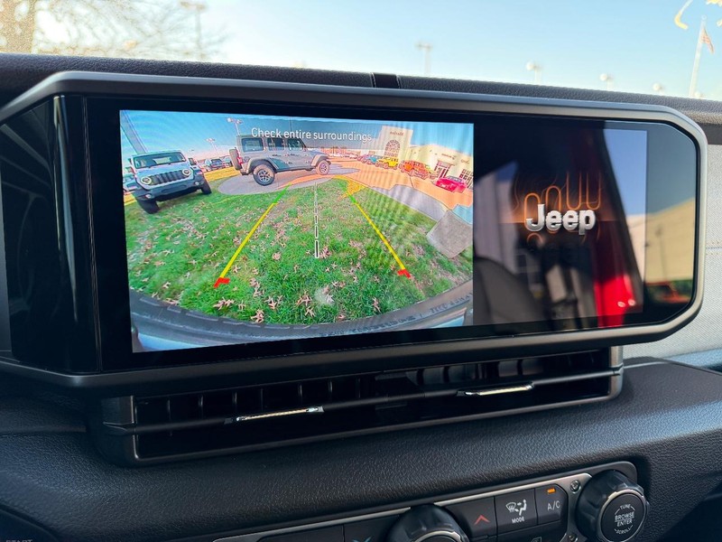 Jeep Wrangler Vehicle Full-screen Gallery Image 19